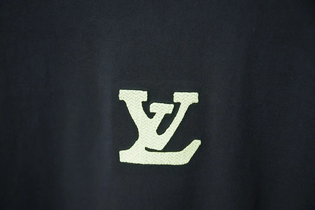 🅿️190 1V 25SS early spring new style embroidered LV letter short sleeves light luxury essential item for daily commuting for men and women Correct version Welcome to compare Detailed features · 320g 100% pure cotton double yarn jersey fabric · Special thickened 32 pieces of double-strand 1X1 thread in the same vat · Imported Tajima machine hollow show embroidery LV letter craft. Ready-made clothes are washed to make the embroidery softer · Double-needle stitching and cross-seam technology · Original main mark, washed tag, brand moisture-proof paper packaging Color: black/white/grey Size: S/M/L/XL